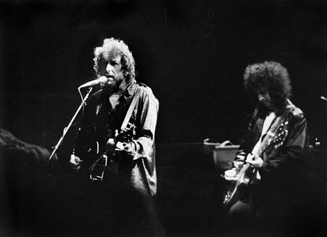 Bob Dylanin ensiesiintyminen Suomessa syyskuussa 1987. Oikealla kitaristi Mike Campbell.