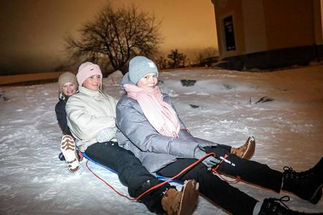 Sisarukset Olivia ja Sofia sekä ystävä Nella ottivat liukkaasta pulkkamäestä riemun irti Ullanlinnanmäellä Helsingin Kaivopuistossa.