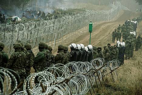 Puola siirsi Valko-Venäjän vastaiselle rajalleen viime viikolla viisinumeroisen määrän sotilaita estääkseen siirtolaisia tulemasta rajan yli.