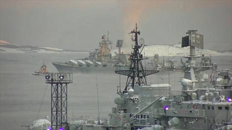 Venäjän sotalaivat purjehtivat harjoituksiin Barentsinmerelle tammikuussa 2022. Laivasto-osastossa olivat mukana muun muassa ohjusristeilijä Marsalkka Ustinov ja fregatti Amiraali Kasatonov.