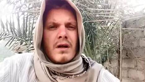 Isis-taistelija Michael Skråmo matkusti Syyriaan perheineen vuonna 2014. Kuvassa hän esiintyy Isisin propagandavideolla.