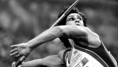 Fatima Whitbread voitti vuoden 1987 Rooman MM-kisoissa kultaa tuloksella 76,64.