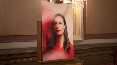 Sanna Marinin muotokuva paljastettiin eilen Tampereella. Kuvan on tehnyt valokuvataiteilija Meeri Koutaniemi.
