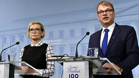 Pääministeri Juha Sipilä järjesti lauantaina Helsingissä tiedotustilaisuuden Turun tapahtumiin liittyen. Turussa puukotettiin useita ihmisiä perjantaina 18. elokuuta. Tilaisuuteen osallistui myös sisäministeri Paula Risikko.