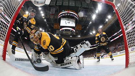 Tuukka Raskin edustama Boston Bruins kuuluu mestarisuosikkeihin. Kuva viime kauden seitsemännestä Stanley Cupin finaaliottelusta.