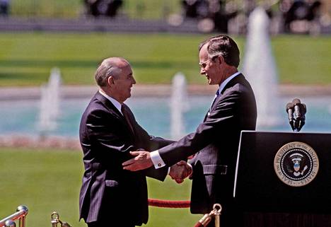 Muun muassa Saksojen yhdistymistä pohdittiin suurvaltajohtajien tapaamisissa vuonna 1990. George H.W. Bush kätteli Gorbatshovin kanssa Valkoisen talon nurmella.
