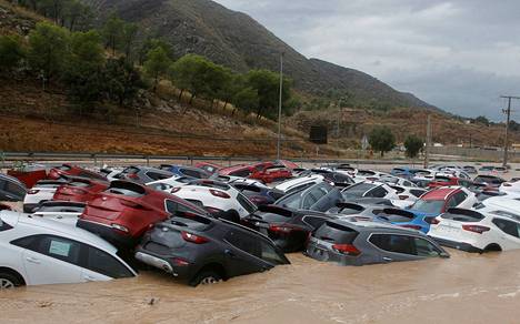 Useita uusia autoja kellui tulvavedessä Orihuelassa Alicantessa.