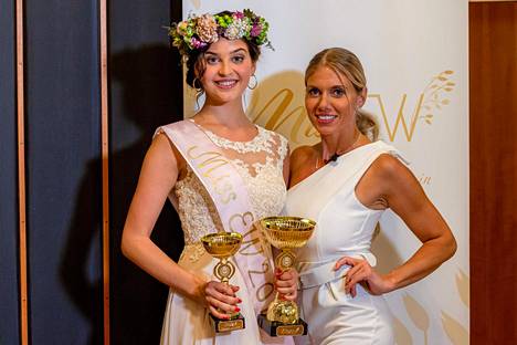 Miss Eloweena 2019 Tiia Aalto ja kilpailua luotsaava Henna Peltonen.