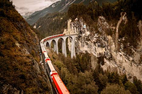 Bernina Express kulkee Sveitsistä Italiaan. Maisemat ovat huikaisevat.