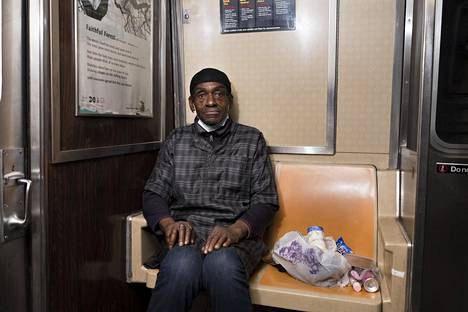 El-Haji Mustafa Muhammad Ali istuu yksin A-junan vaunussa.