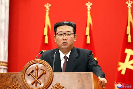 Selvästi hoikistunut Kim Jong-un puhui kommunistipuolueen perustamisen 76-vuotispäivänä Pjongjangissa 10. lokakuuta.