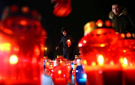 Bosnian kroaatit sytyttivät keskiviikkoiltana kynttilöitä itsemurhan tehneen Slobodan Praljakin muistoksi Mostarissa.