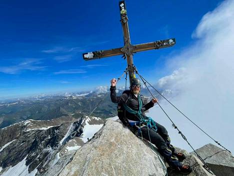 Teemu Laaksonen kesäkuun lopussa Itävallan Alpeilla Olperer-vuoren huipulla 3476 metrin korkeudessa.