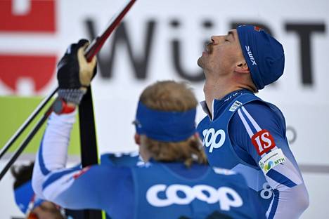 Perttu Hyvärinen (oik.) pettyi skiathlonin 10. sijaansa ja joutuu kaiken kukkuraksi maksumieheksi.
