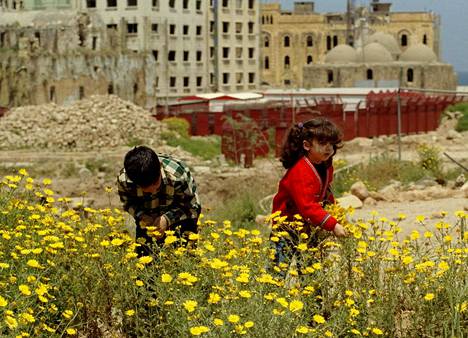 Lapset keräsivät kevätkukkia Libanonissa 1990-luvulla.