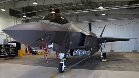 Lockheed Martinin valmistama F-35-hävittäjä yhtiön tuotantolaitoksella Fort Worthissa Texasissa.