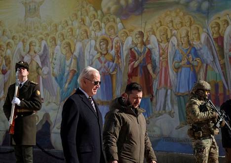 Biden ja Zelenskyi kävelivät Kiovan keskustassa.