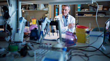 Virologian professori Kalle Saksela on yhdessä työtovereidensa kanssa kehittänyt kotimaisen koronarokotteen, joka annostellaan nenäsumutteena.