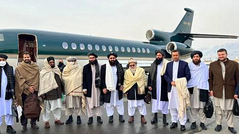 Talebanin valtuuskunta kuvattuna Kabulin lentokentällä ennen koneen lähtöä Osloon 22.1.2022.