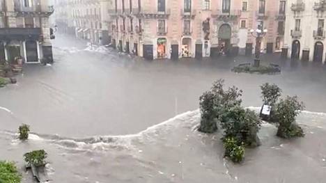 Catanian kaupungin kadut tulvivat myrskyn vuoksi Sisiliassa tiistaina.