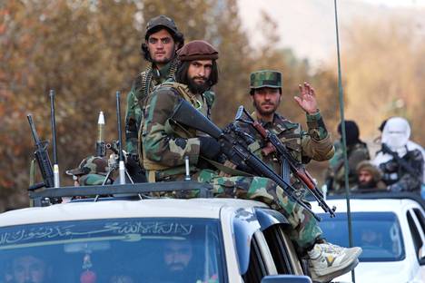 Talebanin sotilaita paraatissa. Etualalla oleva sotilas kantaa yhdysvaltalaista rynnäkkökivääriä.