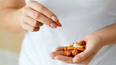 Ruoka- ja kehosuhde ovat terveellä pohjalla silloin, kun syömiseen ei liity ehdottomia sääntöjä – kuten vaikka sellaisia, että sallii itselleen vain tietyn määrän pähkinöitä päivässä.
