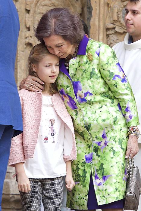 Kuningatar Sofia otti pojantyttärensä, prinsessa Leonorin, kainaloonsa.
