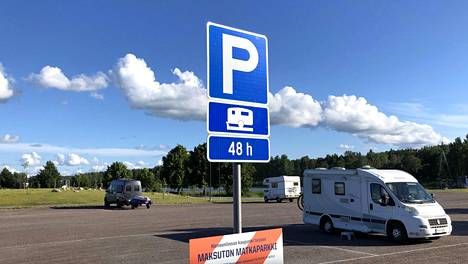 Hämeenlinnan kaupunki markkinoi Hämeensaaren maksutonta matkaparkkia. Kaupunki on kuitenkin merkinnyt matkaparkin niin, että matkailuauton pysäköinti on luvallista vain silloin, kun se toimii matkailuvaunun vetoautona.