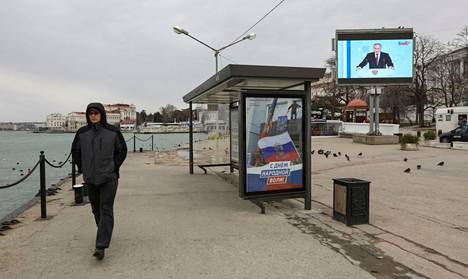 Puhetta ei päässyt karkuun edes päiväkävelyllä, siitä pitivät huolen kaupunkien videotaulut. Kuva on Venäjän miehittämältä Krimin niemimaalta Sevastopolista.