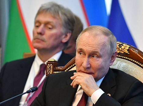 Putinin tiedottaja Peskov (vas) kiistää, että amerikkalaisilla voisi olla tietoa asioiden laidasta.