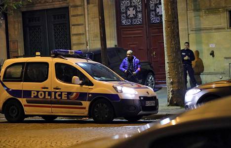 Poliisit päivystivät Kim Kardashianin vuokra-asunnon luona Pariisissa ryöstön jälkeen aamukolmelta maanantaina.