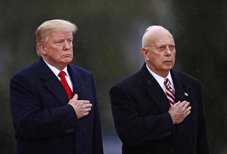 Donald Trump ja William M. Matz muistotilaisuudessa sotilashautausmaalla.