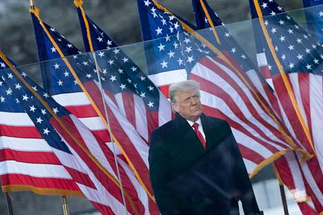 Yhdysvaltain silloinen presidentti Donald Trump puhui kannattajilleen Valkoisen talon lähistöllä 6. tammikuuta 2021 hieman ennen kuin nämä tunkeutuivat kongressitaloon.