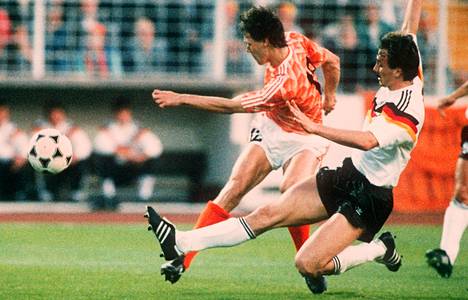 Marco van Basten ja Jürgen Kohler olivat tiukka taistelupari 1988 EM-kisoissa.