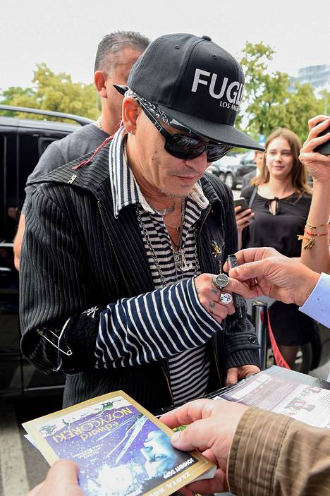 Depp jakoi nimikirjoituksia Varsovassa kesäkuussa.