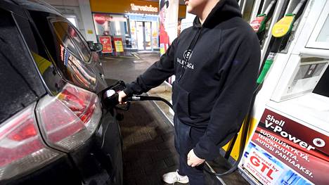 Jo nyt bensiini voi maksaa yli kaksi euroa litralta. Venäjän aloittaman sodan vuoksi se voi nousta jopa lähelle kolmea euroa litralta.