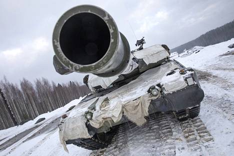 Leopard 2A6 -taistelupanssarivaunu Parolassa Hämeenlinnassa tammikuussa. Puolustusvoimilla on yhteensä 200 Leopardia.