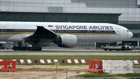 Arkistokuva Singapore Airlinesin Boeing 777-300ER -koneesta, jollainen joutui pahaan turbulenssiin tiistaina.
