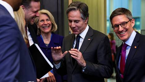 Yhdysvaltain ulkoministeri Antony Blinken (kesk.) ja neuvonantaja Derek Chollet (oik.) Naton ulkoministerikokouksessa huhtikuussa.