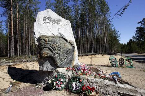 Sandarmohin metsässä lähellä Karhumäen kaupunkia teloitettiin ja haudattiin joukkohautoihin arviolta 9500 poliittisen vainon uhria Stalinin aikana.