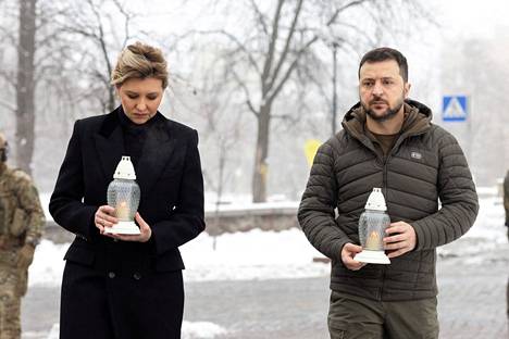 Zelenskyi osallistui vaimonsa Olenan kanssa EU:n kannattajien mielenosoituksissa vuonna 2014 kuolleiden muistotilaisuuteen 21. tammikuuta.