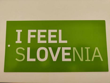 I feel Slovenia -tekstit ovat näyttävästi esillä kisa-alueella.