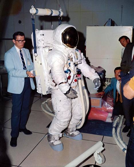 Apollo 11 -lennolla kuumoduulin lentäjänä toiminut Buzz Aldrin pukeutui harjoituksissa avaruuspukuunsa. Komentaja Neil Armstrong ja Buzz Aldrin kantoivat Kuun pinnalla reppuja, jotka pitivät sisällään niin sanotut elossapitojärjestelmät, eli muun muassa vesi- ja happivarastot sekä jäähdytysjärjestelmän. Aldrin harjoitteli Kuun pinnalla toimimista kesäkuun lopulla 1969 Kennedyn avaruuskeskuksessa järjestetyssä harjoituksessa. Aldrinin reppu on kiinnitetty simulaattoriin, jonka avulla astronautit tunsivat kantamustensa painon samalla tavalla kuin Kuussa.