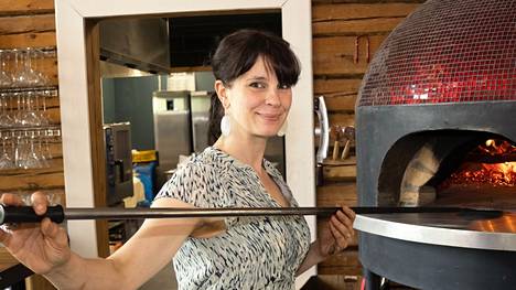 Olga Temonen on pitänyt vuodesta 2021 saakka pizzeriaa yhdessä miehensä Tuukka Temosen kanssa.