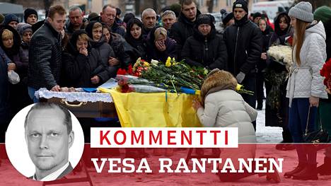Родственники и друзья провожают в последний путь еще одну жертву войны в Украине.