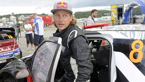 Kimi Räikkönen maalissa Jyväskylän MM-rallissa kesällä 2011.