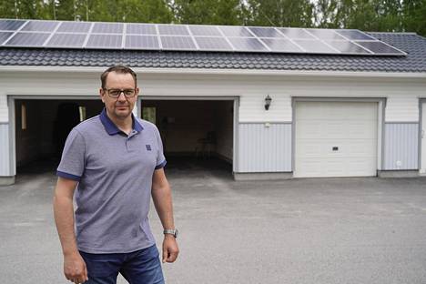 Jarmo Leppisen autotallin katolla on yhteensä 24 aurinkopaneelia. Aurinkosähköjärjestelmän avulla hän on saanut kompensoitua 3100 kilowattituntia kotinsa sähköenergian käytöstä.