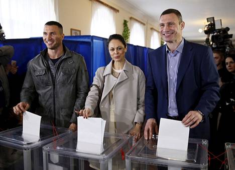 Vladimir, Natalia ja Vitali Klitshko äänestämässä Kiovassa vuonna 2015. Vitali Klitshko valittiin jatkokaudelle pormestariksi.