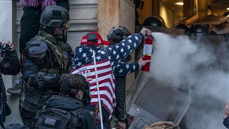 Mellakoitsija käytti kyynelkaasua poliisia vastaan Washingtonin Capitol-kukkulalla keskiviikkona.