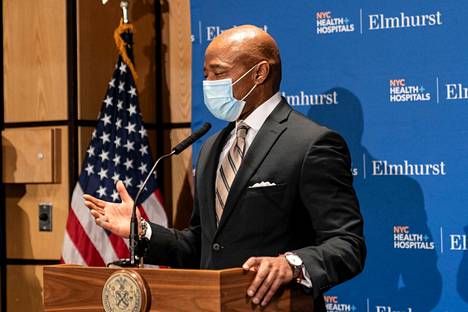 Pormestari Eric Adams kertoi 5. tammikuuta kolmiportaisen suunnitelmansa sairaaloiden auttamiseksi.  Siihen lukeutuu 111 miljoonaa dollaria valtion rahoitusta.